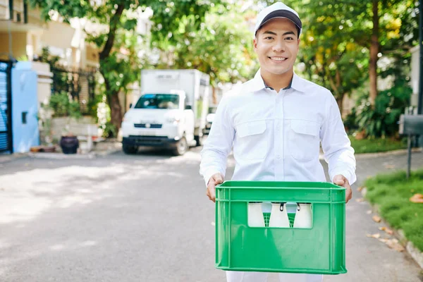 Horizontal Médio Retrato Homem Entrega Vestindo Uniforme Branco Livre Com — Fotografia de Stock