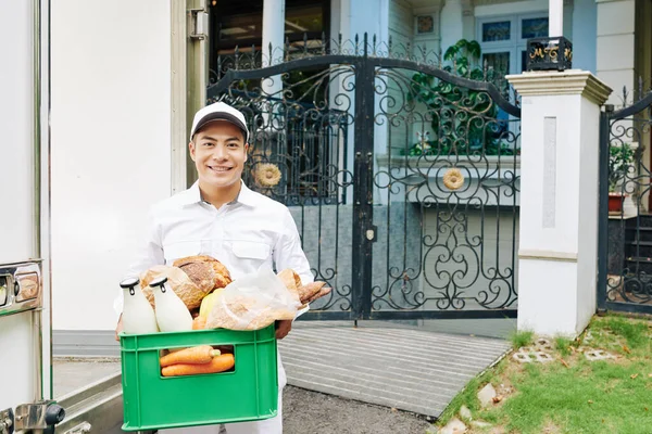 身穿白色制服的快乐的亚洲男人拿着一盒新鲜食品对着镜头微笑 水平中长镜头 复制空间 — 图库照片