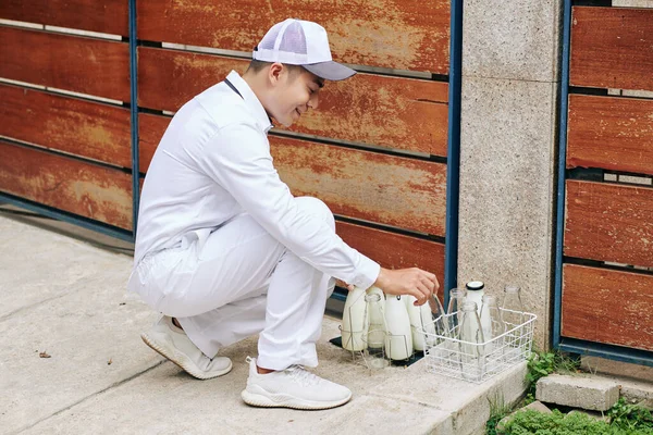 Moderno Lechero Joven Entrega Leche Traer Vuelta Botellas Vidrio Vacías —  Fotos de Stock