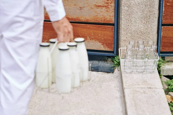 Невпізнаваний Молочний Чоловік Білій Формі Доставляє Свіже Молоко Клієнту Вранці — стокове фото