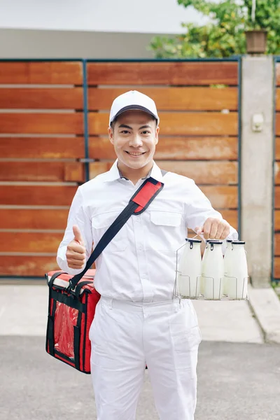 Homem Entrega Asiático Alegre Vestindo Uniforme Branco Contra Cerca Madeira — Fotografia de Stock