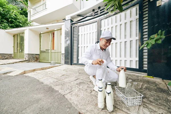 Neşeli Asyalı Sütçü Kusursuz Beyaz Üniforma Giyiyor Süt Dağıtıyor Boş — Stok fotoğraf