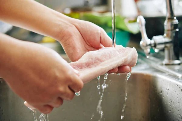 Close Beeld Van Vrouw Spoelen Stuk Vlees Onder Kraanwater Voor — Stockfoto