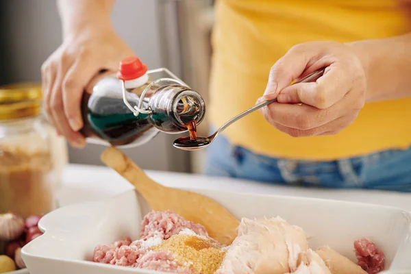 Mãos Pessoa Adicionando Colher Molho Soja Tigela Com Carne Moída — Fotografia de Stock