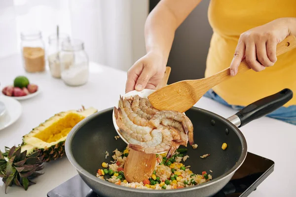 Imagem Cortada Dona Casa Adicionando Camarões Arroz Frito Frigideira — Fotografia de Stock