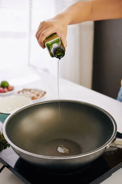 Kochen Gießen Pflanzenöl Heißen Wok Topf Beim Kochen Abendessen Auf — Stockfoto