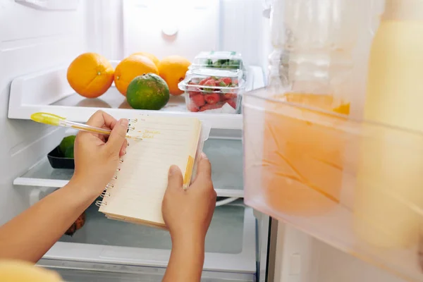 Hanımı Markete Gitmeden Önce Buzdolabını Kontrol Ediyor Liste Yapıyor — Stok fotoğraf