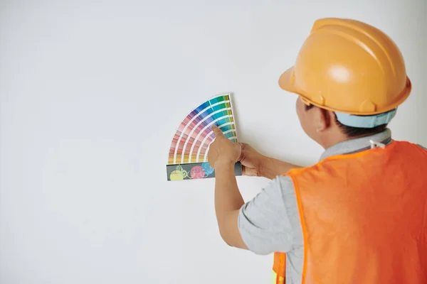 Operaio Edile Hardhat Giubbotto Arancione Scegliendo Colore Dalla Tavolozza Con — Foto Stock