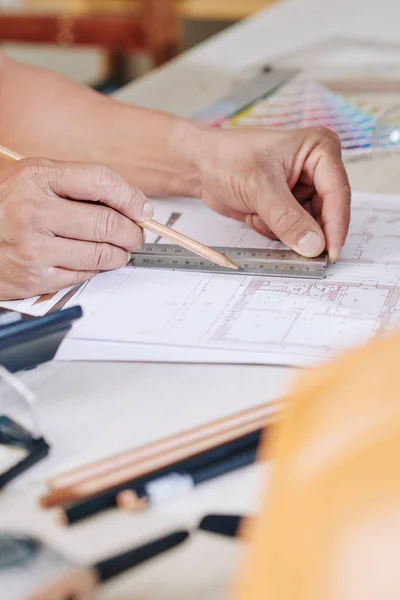 家の青写真を描くときに鉛筆や定規を使用して建築家の手 — ストック写真