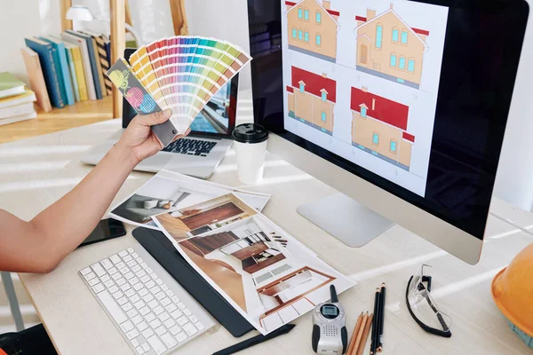 客室のカラースキームを選択する際にパレットを使用してプロのインテリアデザイナー — ストック写真