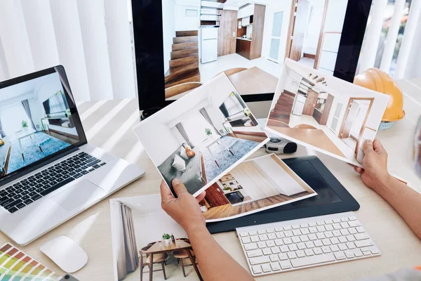 Diseñador Interiores Sentado Escritorio Mirando Fotos Impresas Las Habitaciones Los — Foto de Stock