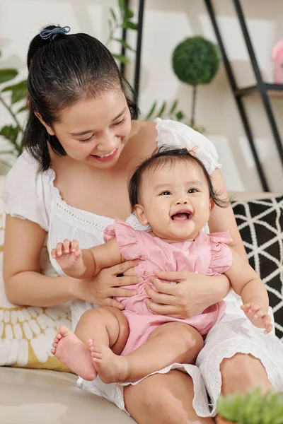 Sorridente Bella Giovane Donna Asiatica Seduta Sul Divano Solletico Sua — Foto Stock