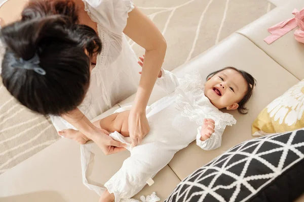 Joven Madre Vistiendo Adorable Niña Sonriente Traje Cuerpo Blanco Con —  Fotos de Stock