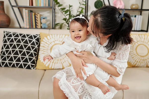 Jeune Mère Embrassant Petite Fille Souriante Sur Joue Lorsqu Elle — Photo