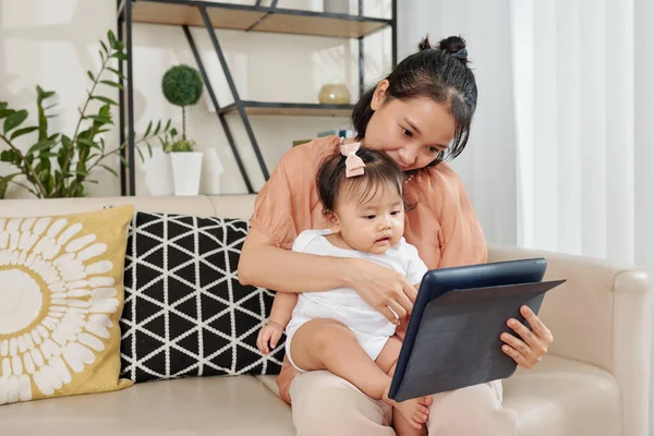 Vietnamita Giovane Donna Seduta Sul Divano Con Bambina Mostrando Suo — Foto Stock