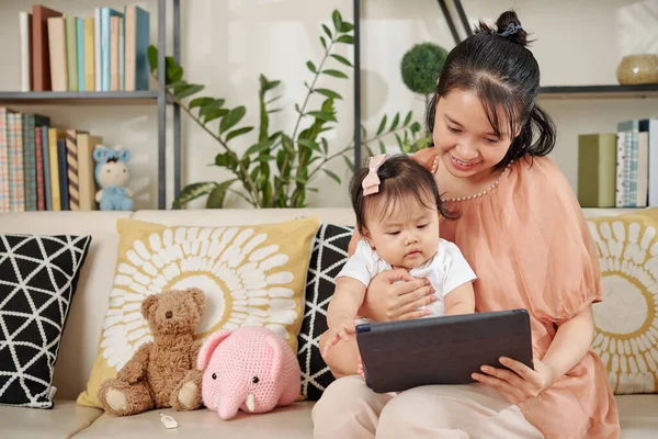 Lachende Jonge Vietnamese Vrouw Blijft Thuis Met Baby Meisje Toont — Stockfoto