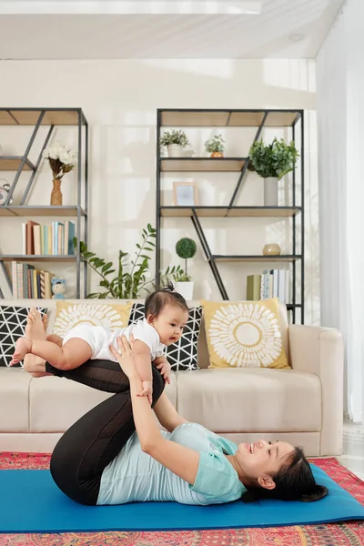 Feliz Joven Madre Con Pequeña Hija Haciendo Ejercicio Esterilla Yoga — Foto de Stock