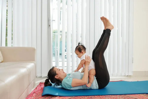 Jovem Mulher Asiática Feliz Exercitando Casa Com Seu Filho Fitness — Fotografia de Stock