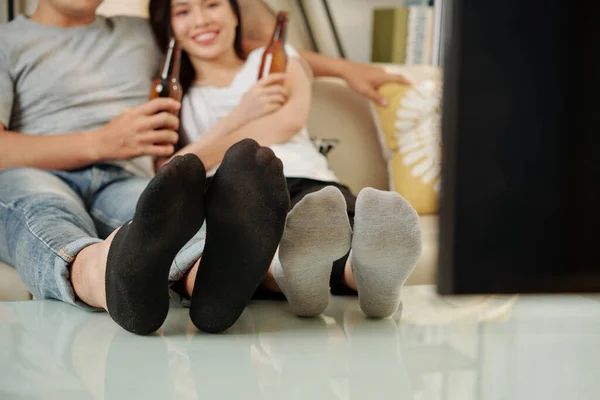 Freund Und Freundin Legen Füße Auf Couchtisch Wenn Sie Hause — Stockfoto