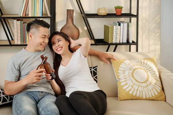 Feliz Joven Pareja Asiática Descansando Sofá Sala Estar Tintineo Botellas —  Fotos de Stock