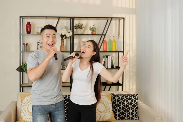 Счастливая Молодая Вьетнамская Пара Наслаждается Пением Песен Микрофонах Дома — стоковое фото