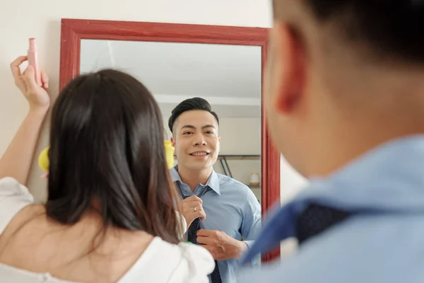 Unga Asiatiska Par Står Framför Spegeln När Gör Sig Redo — Stockfoto