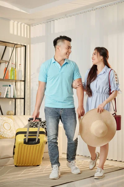 Heureux Jeune Couple Vietnamien Avec Valise Séjour Appartement Aller Vacances — Photo