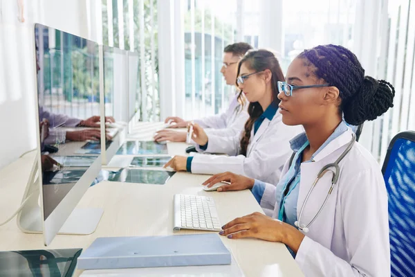 Grupo Jovens Médicos Que Trabalham Computadores Analisando Radiografias Resultados Exames — Fotografia de Stock