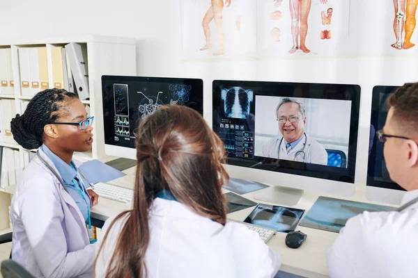 Grupo Médicos Jóvenes Discutiendo Los Últimos Avances Médicos Con Compañero — Foto de Stock