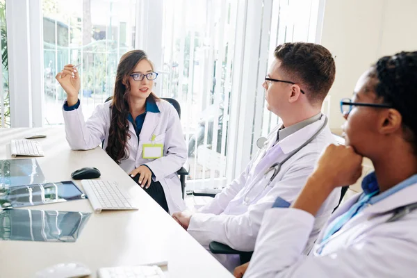 Jeune Pneumologue Sérieuse Parlant Ses Collègues Lors Une Réunion Discutant — Photo