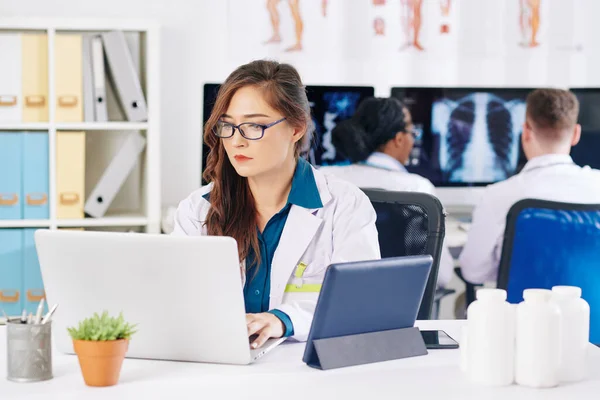 Jeune Médecin Généraliste Sérieux Concentré Sur Travail Sur Ordinateur Portable — Photo