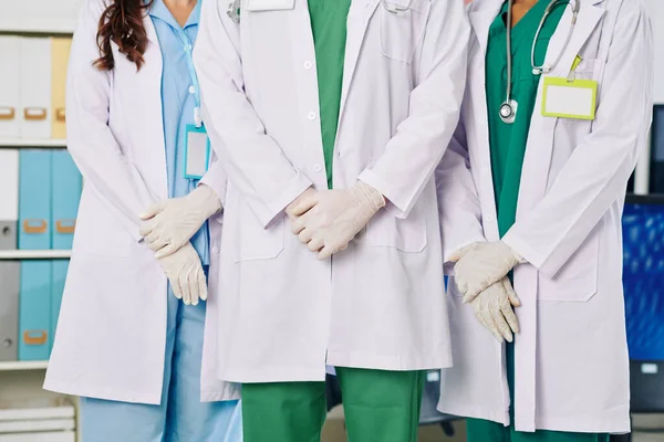 Imagem Cortada Trabalhadores Médicos Jalecos Brancos Luvas Borracha Salão Hospital — Fotografia de Stock