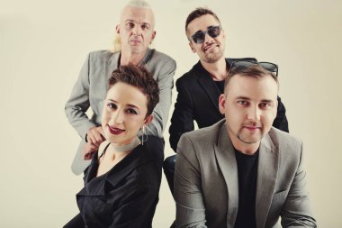 Konserden sonra poz veren pozitif müzisyenler ve şarkıcılar
