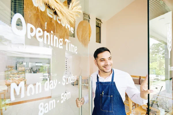 Ενθουσιασμένος Νέος Ανοίγει Την Πόρτα Του Αρτοποιείου Του Και Περιμένει — Φωτογραφία Αρχείου