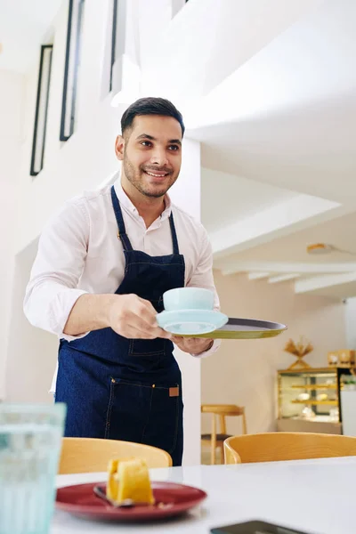 Camarero Sonriente Guapo Con Hermosa Sonrisa Trayendo Taza Capuchino Pedazo — Foto de Stock