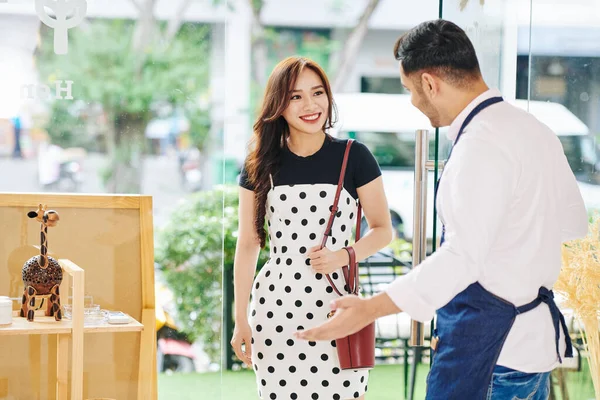 Jonge Bakkerij Eigenaar Nodigt Vrij Lachende Klant Winkel Hij Net — Stockfoto