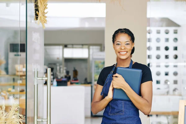 Portret Van Een Mooie Glimlachende Jonge Zwarte Vrouw Met Tablet — Stockfoto