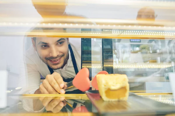 Sonriente Joven Dueño Panadería Tomando Último Pedazo Pastel Escaparate Para — Foto de Stock