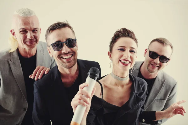 Happy Excited Music Band Cieszący Się Śpiewaniem Piosenek Karaoke — Zdjęcie stockowe