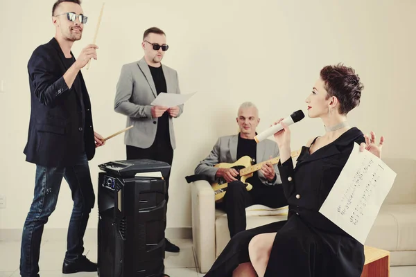 Banda Música Ensayando Nueva Canción Estudio Antes Actuación —  Fotos de Stock