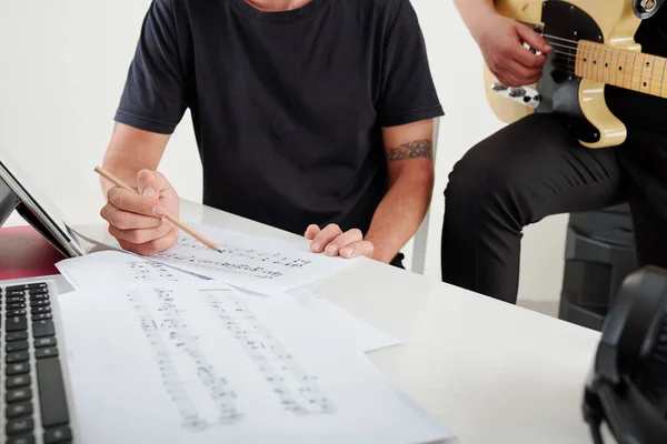 Compositores Tocando Guitarra Escribiendo Notas Musicales Hojas Papel Cuando Trabajan —  Fotos de Stock