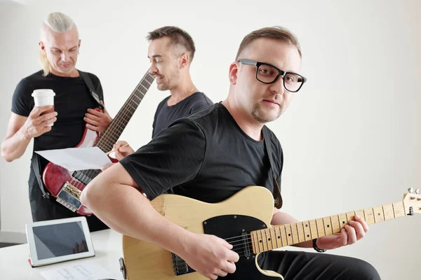 Talentoso Músico Tocando Guitarra Sus Amigos Discutiendo Nueva Canción Segundo —  Fotos de Stock