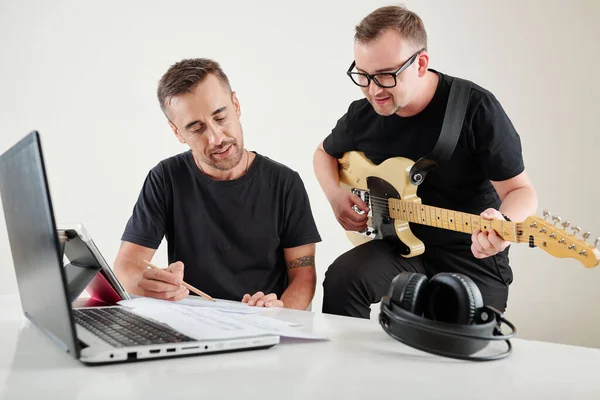 Compositor Compositor Trabajando Juntos Una Nueva Canción Para Banda Música —  Fotos de Stock