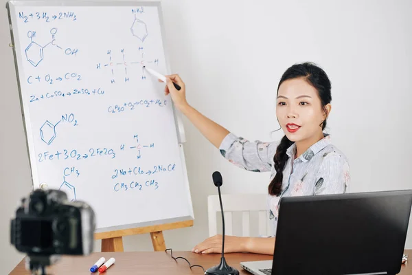 Jovem Professora Química Asiática Filmando Vídeo Para Sua Classe Explicando — Fotografia de Stock