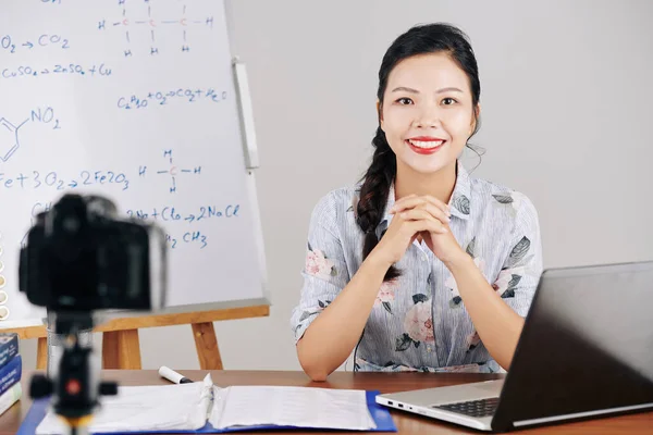 Retrato Jovem Professora Química Positiva Sentada Mesa Gravar Lição Para — Fotografia de Stock