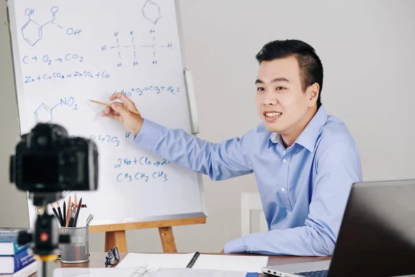 Profesor Ciencias Dibujando Fórmulas Químicas Pizarra Blanca Cuando Recibe Una — Foto de Stock