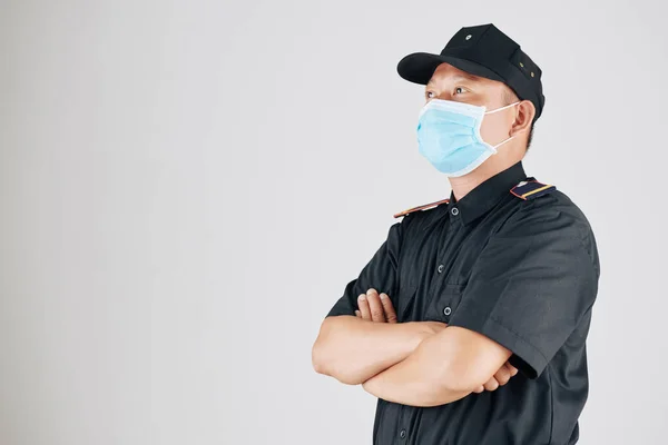 Porträtt Självsäker Asiatisk Polis Medicinsk Mask Fällbara Armar Och Tittar — Stockfoto