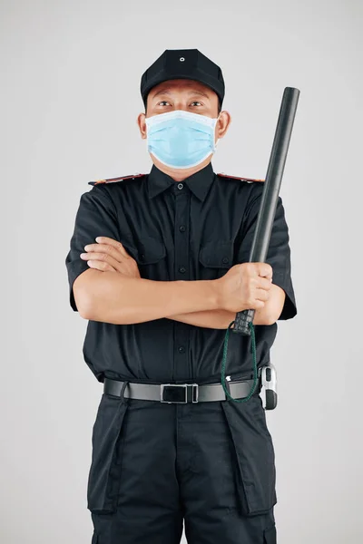 Portret Van Een Politieagent Met Een Medisch Masker Die Straat — Stockfoto