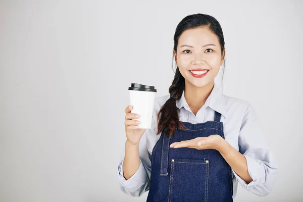 Portrait Jeune Femme Souriante Propriétaire Coffeeshop Montrant Tasse Café Emporter — Photo