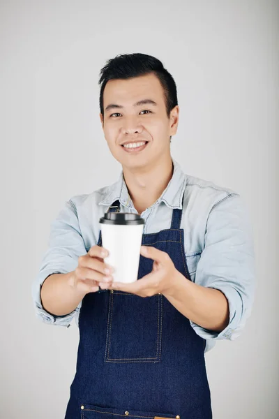 Lächelnder Coffeeshop Besitzer Jeansschürze Reicht Tasse Kaffee Zum Mitnehmen — Stockfoto